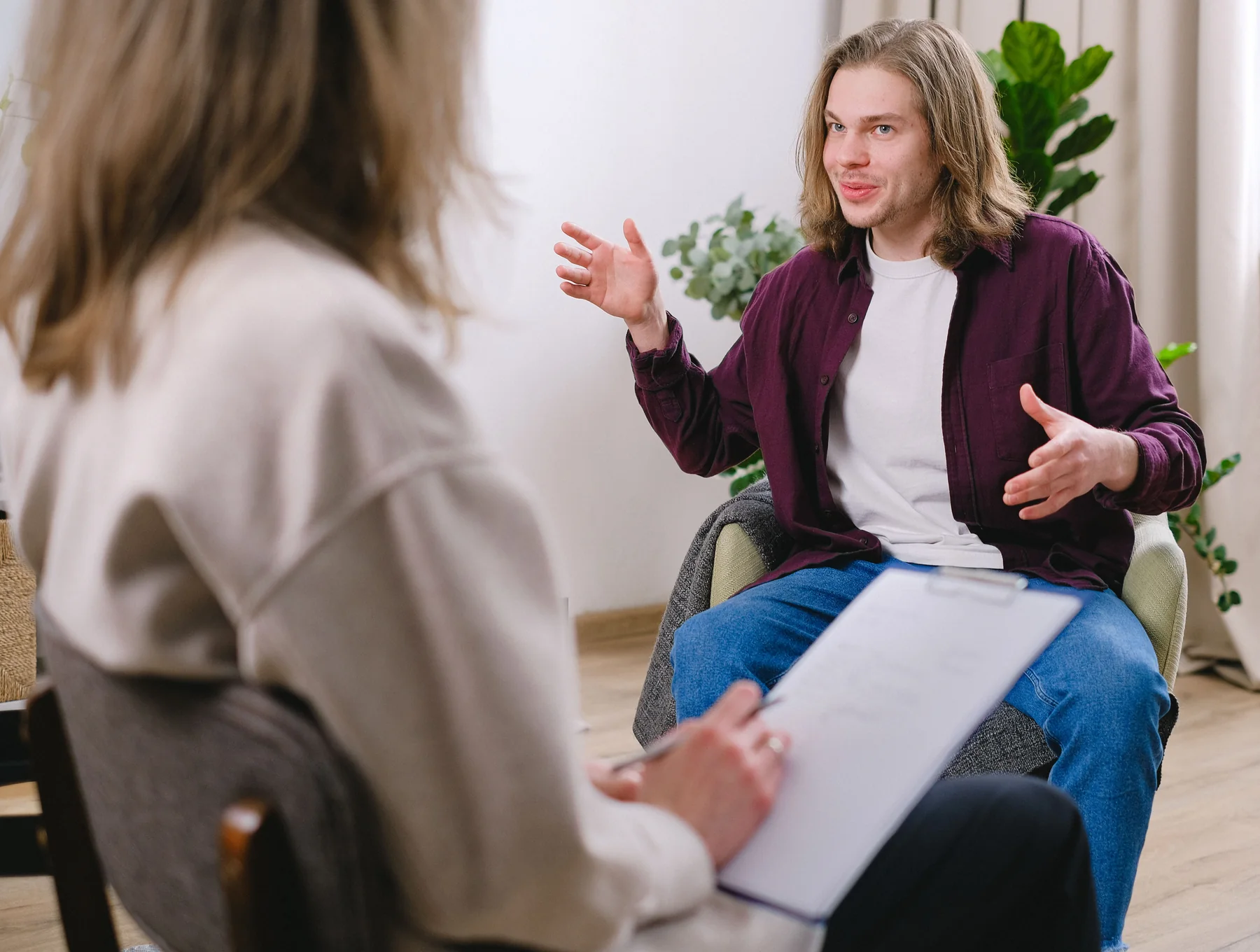 Patient échangeant avec une thérapeute dans le cadre d’une relation thérapeutique
