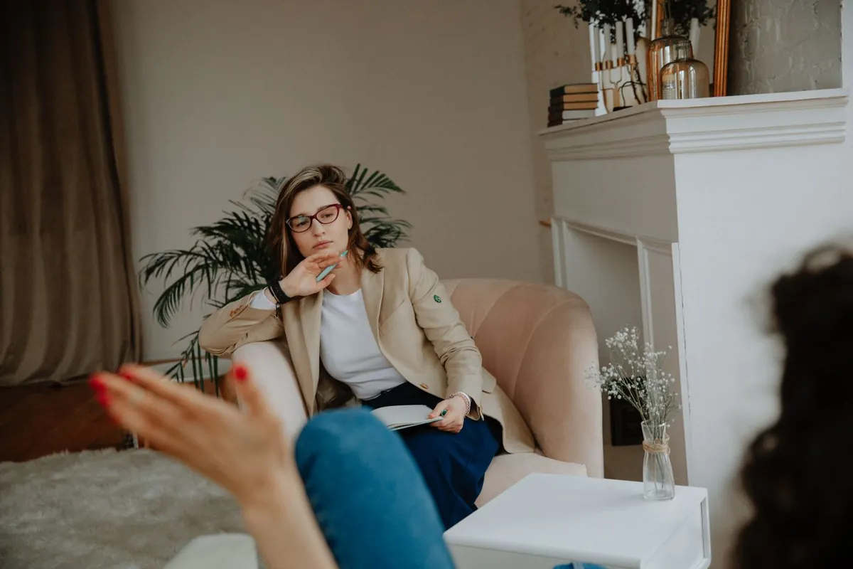 Une professionnelle écoute attentivement son interlocutrice lors d’un entretien