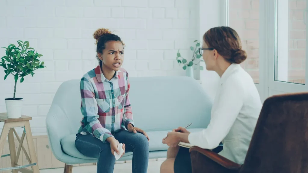 Une femme décrit son ressenti face à une professionnelle en entretien
