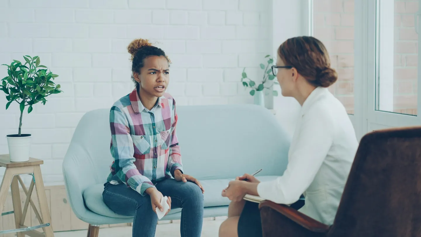 Une femme décrit son ressenti face à une professionnelle en entretien